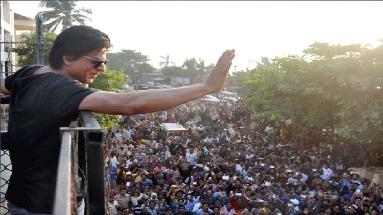  শাহরুখের জন্মদিনে মান্নাতের সামনে ভক্তদের ভিড়