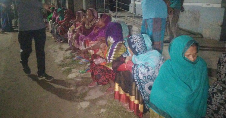 শেরপুরে ওএমএসের চাল পেতে মধ্যরাত থেকে অপেক্ষা
