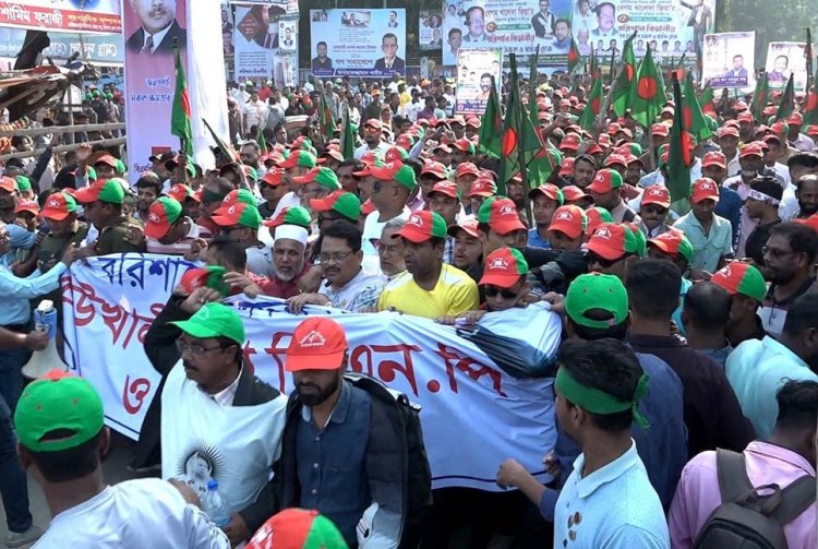 পথে পথে বাধা, হামলা উপেক্ষা করে বরিশালে বিএনপি নেতাকর্মীদের ঢল