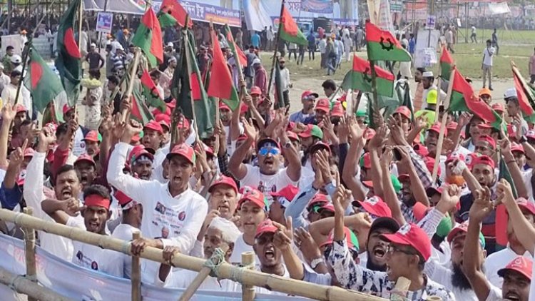 লাল-সবুজ পতাকা নিয়ে সমাবেশস্থলে বিএনপি নেতাকর্মীরা