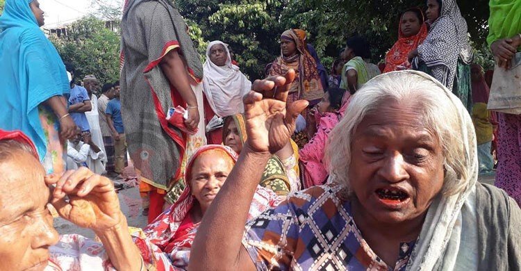 ওএমএসের চাল-আটা কিনতে অপেক্ষা যেন ফুরোয় না