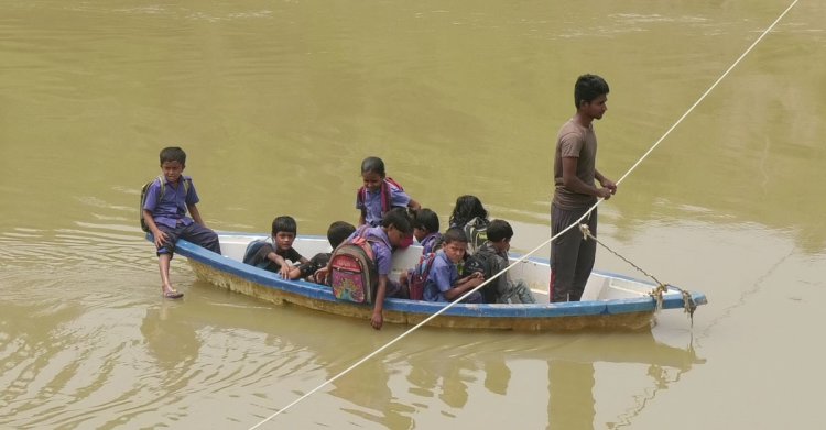 ঝুঁকি নিয়ে বিদ্যালয়ে যাতায়াত করে কোমলমতি শিক্ষার্থীরা