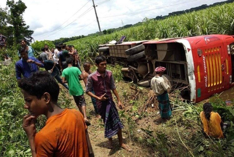 ঝিনাইদহে সড়কে ঝরলো ২ প্রাণ