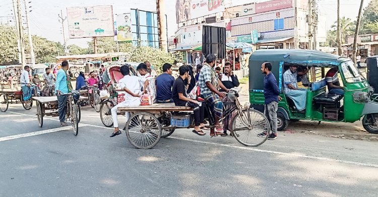 অসুস্থ বাবাকে ডাক্তার দেখাতে ফরিদপুর যাচ্ছিলাম, এসে দেখি বাস বন্ধ