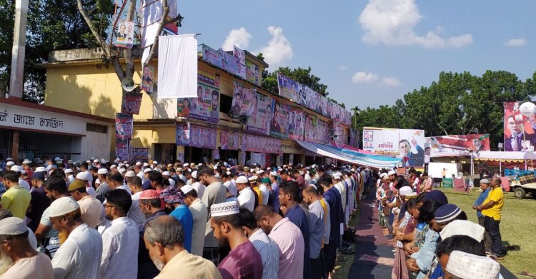 গণসমাবেশের মাঠে নামাজ পড়লেন বিএনপির নেতাকর্মীরা