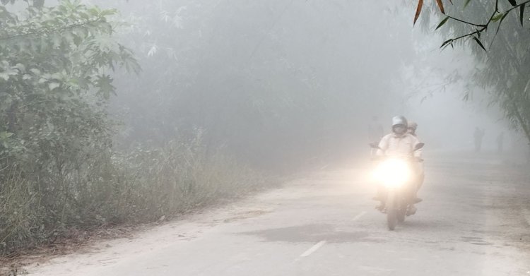 কুড়িগ্রামে বেড়েছে শীত, হেডলাইট জ্বালিয়ে চলছে যানবাহন