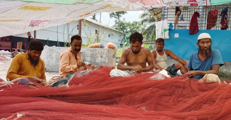 সাগরে ইলিশ নেই, বিপাকে জেলে-ট্রলার মালিকরা