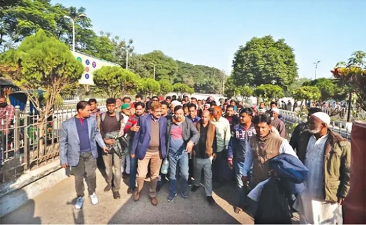 পায়ে হেঁটে রাজশাহী আসছেন নেতাকর্মীরা, খোলা আকাশের নিচে হাজারো মানুষ