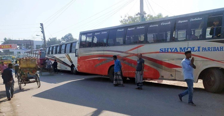 যাত্রী সংকটে ঢাকাগামী বাস চলাচল সীমিত