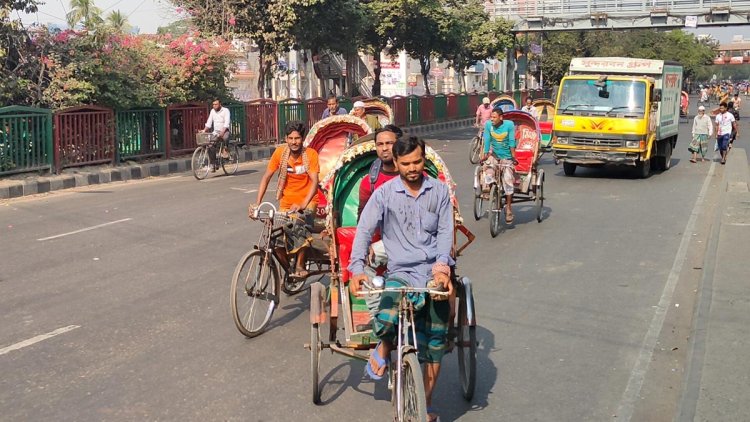 ফাঁকা সড়কে রিকশার দাপট