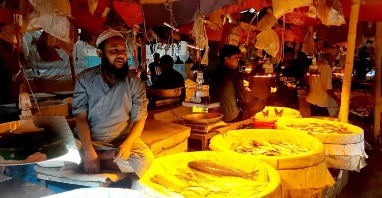 ঠাটারি বাজার: ইজারাদারের টাকা-কাউন্সিলরের ‘চাঁদা’য় দিশেহারা ব্যবসায়ীরা