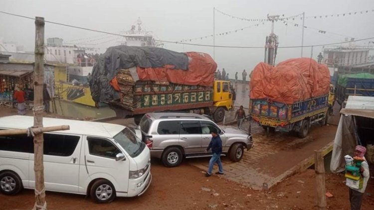 ৪ ঘণ্টা পর দৌলতদিয়া-পাটুরিয়া এবং সাড়ে ৭ ঘণ্টা পর শরীয়তপুর-চাঁদপুর রুটে ফেরি চলাচল শুরু