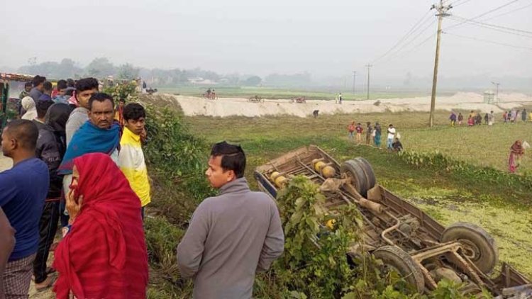 বাস খাদে পড়ে প্রাণ গেল ২ নারীর