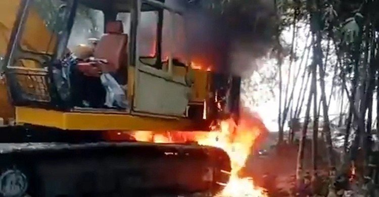 সীমানা নির্ধারণ নিয়ে এলাকাবাসীর সঙ্গে পাউবোর সংঘর্ষ