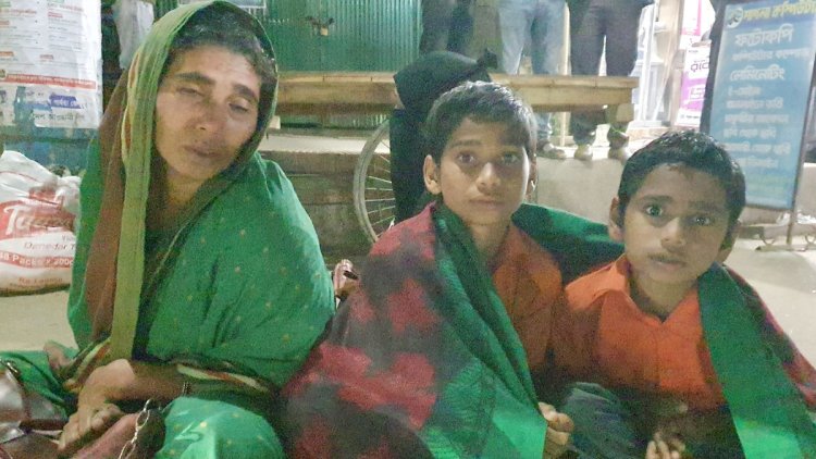 বসতভিটা থেকে উচ্ছেদের প্রতিবাদে রাস্তায় ৬ সন্তান নিয়ে মায়ের অনশন