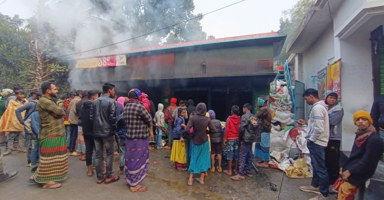 পাওনা টাকা চাওয়ায় দোকানে আগুন দেওয়ার অভিযোগ