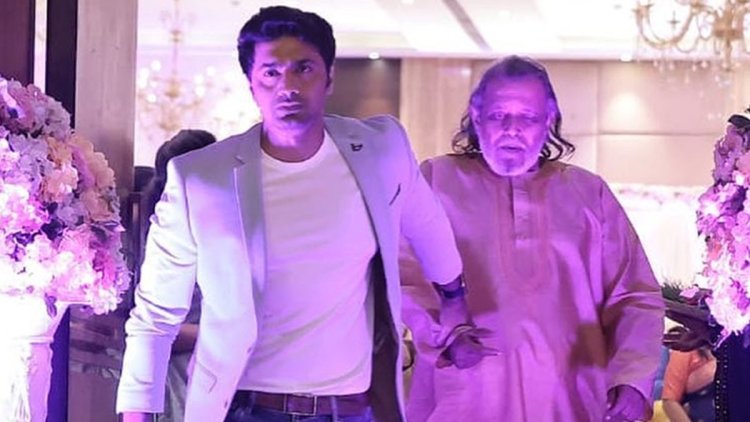 মিঠুনকে হাত ধরে টেনে বাইরে নিয়ে আসলেন দেব!