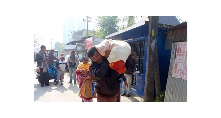 টাকার অভাবে মায়ের লাশ কাঁধে নিয়ে ৫০ কিমি হাঁটল ছেলে!