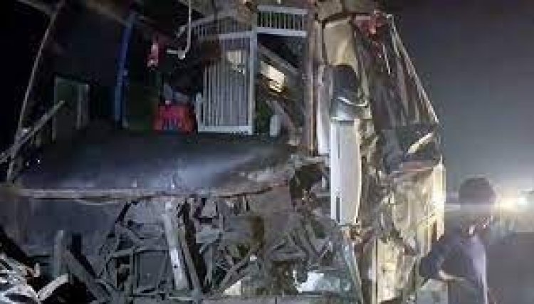 ওভারটেক করতে গিয়ে বিদ্যুতের খুঁটির সঙ্গে ধাক্কা, কলেজছাত্র নিহত
