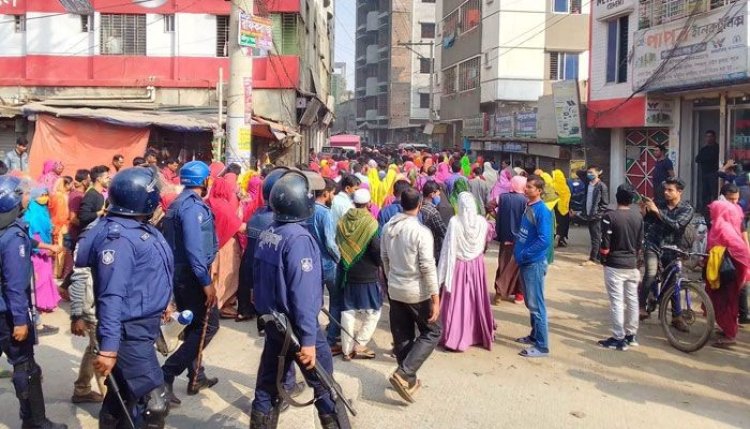 কালিয়াকৈরে পোশাক শ্রমিকদের বিক্ষোভ