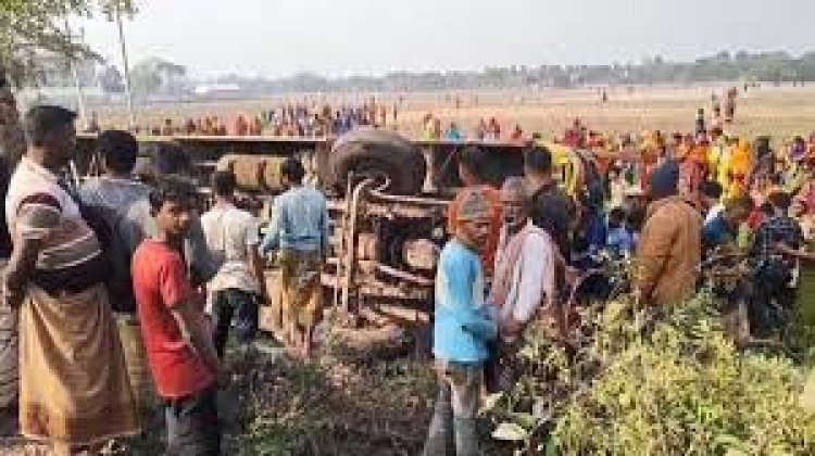 শিশুসহ ৩৭ যাত্রী নিয়ে উল্টে গেল পিকনিকের বাস