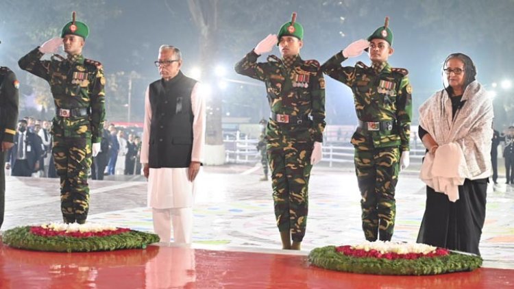 শহীদ মিনারে রাষ্ট্রপতি-প্রধানমন্ত্রীর শ্রদ্ধা