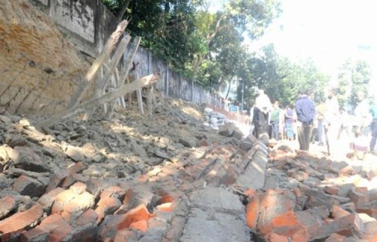 চট্টগ্রামে দেয়াল ধসে পথচারীর মৃত্যু