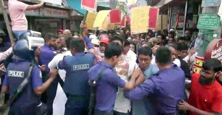 ঝালকাঠিতে বিএনপির দুই শতাধিক নেতাকর্মীর নামে মামলা, আটক ১৬