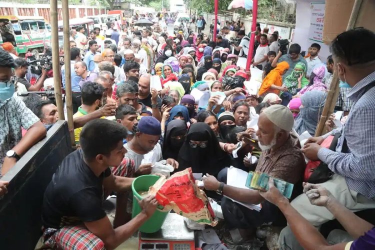 ওএমএস’র ট্রাকে দীর্ঘ হচ্ছে মানুষের সারি, বাড়ছে বিশৃঙ্খলা