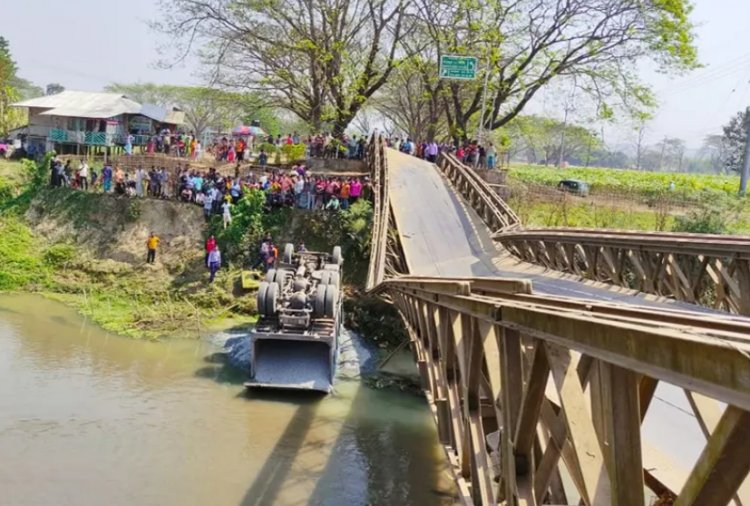 ব্রিজ ভেঙে ট্রাক নদীতে / সাজেক-দীঘিনালা রুটে যান চলাচল বন্ধ