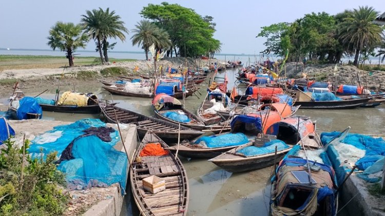 ‘সরকারের চাল না পেলে নিষেধাজ্ঞা অমান্য করে নদীতে নামতে বাধ্য হব’