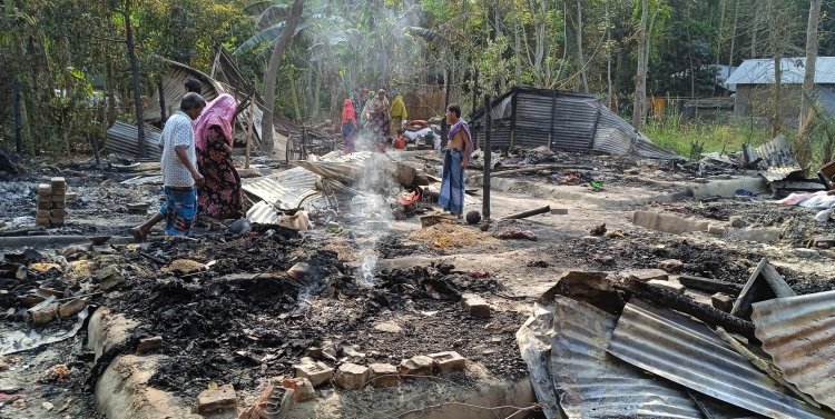 শ্রীপুরে অগ্নিকাণ্ডে নিঃস্ব তিন পরিবার 