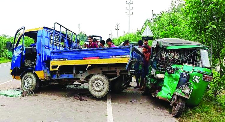 ট্রাক-চাঁদের গাড়ির মুখোমুখি সংঘর্ষ, প্রাণ গেল ৪ জনের