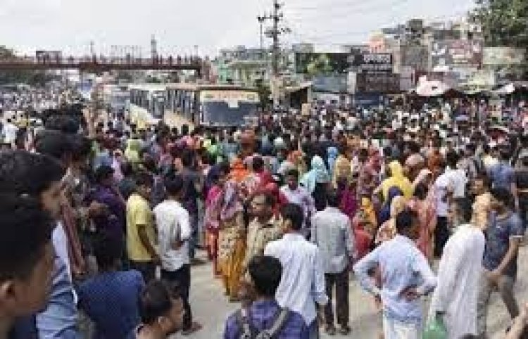 উত্তরায় সড়ক অবরোধ করে গার্মেন্টস শ্রমিকদের বিক্ষোভ, তীব্র যানজট