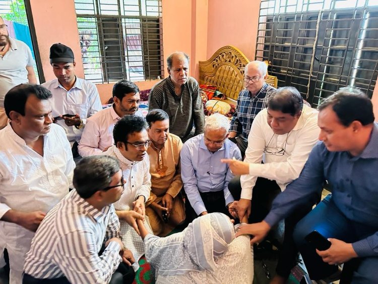 কারান্তরীণ প্রথম আলোর বিশেষ প্রতিনিধি শামসুজ্জামানের বাসায় পেশাজীবী নেতৃবৃন্দ