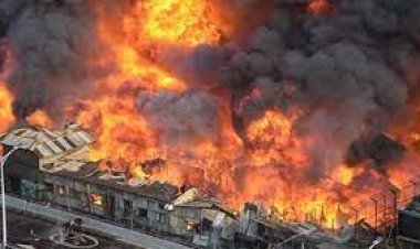 বঙ্গবাজারে ভয়াবহ আগুন : চোখের সামনে ছাই হাজারো স্বপ্ন