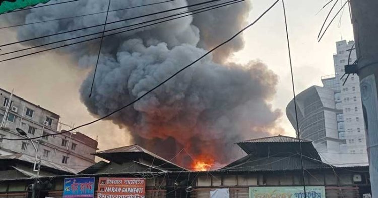 রাজধানীর বঙ্গবাজারে আগুন, নিয়ন্ত্রণে ফায়ার সার্ভিসের ৫০ ইউনিট