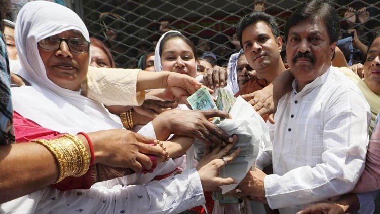 বঙ্গবাজারের ব্যবসায়ীদের ৯১ হাজার টাকা দিলেন দুই নারী