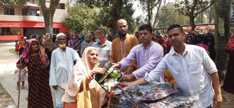 কাপাসিয়ায় 'ফজিলা আলী ফাউন্ডেশনে'র উদ্যোগে অসহায়দের মাঝে ঈদ উপহার ও নগদ অর্থ বিতরণ