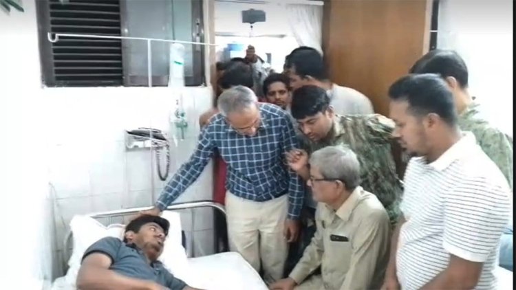 ছাত্রলীগের হামলায় আহত ছাত্রদলের নেতা কর্মীদের দেখতে গেলেন মির্জা ফখরুল