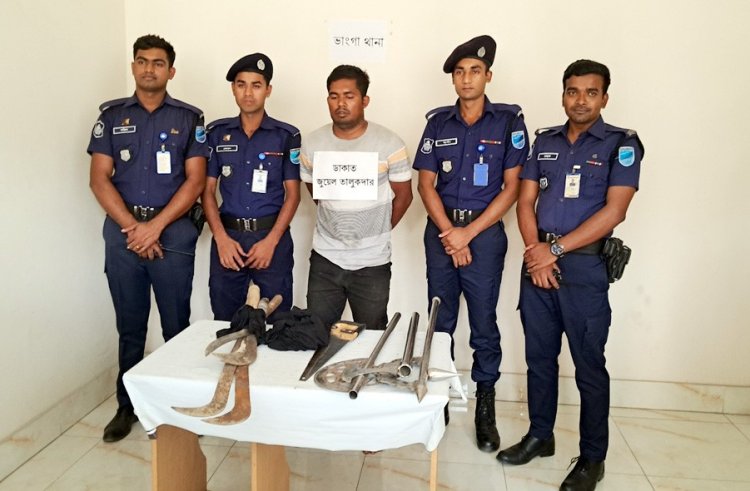 ফরিদপুরে সড়কে গাছ ফেলে ডাকাতির ঘটনায় দেশীয় অস্ত্রসহ আটক ১