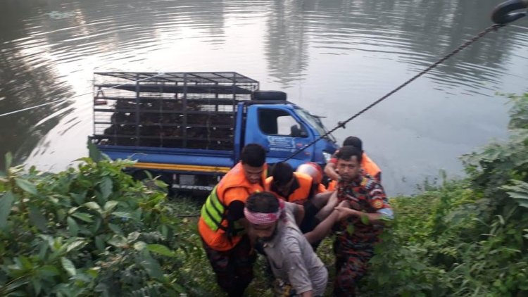 মুরগি বোঝাই পিকআপ নিয়ন্ত্রণ হারিয়ে পুকুরে, নিহত ১