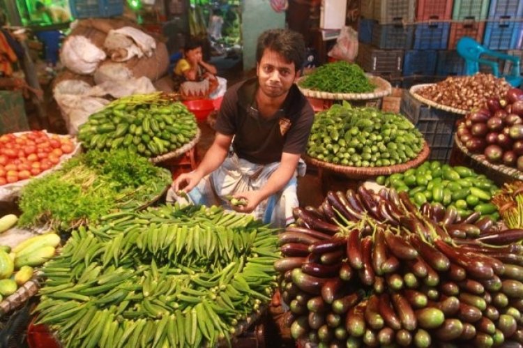 কাঁচা বাজারে ক্রেতা কম, দাম আগের মতোই বেশি