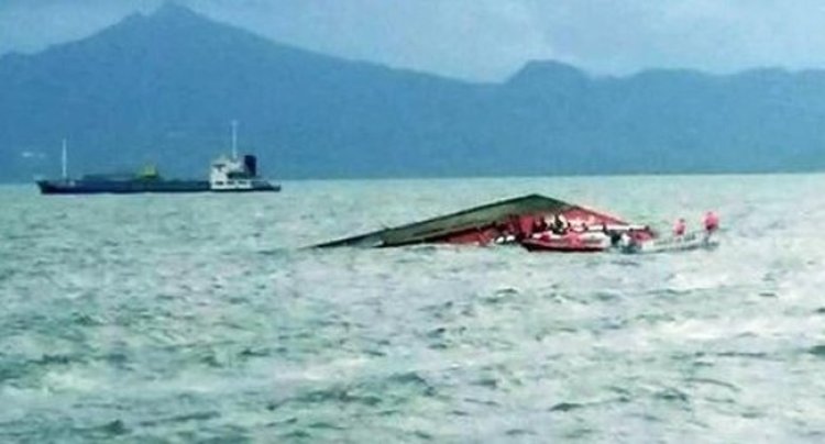 ইন্দোনেশিয়ায় ফেরি উল্টে নিহত ১১