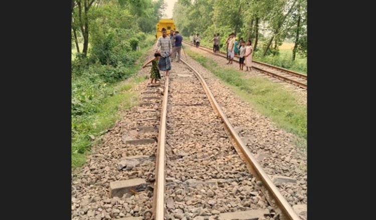 ফের বেঁকে গেল সেই রেললাইন, ট্রেন চলাচল বন্ধ