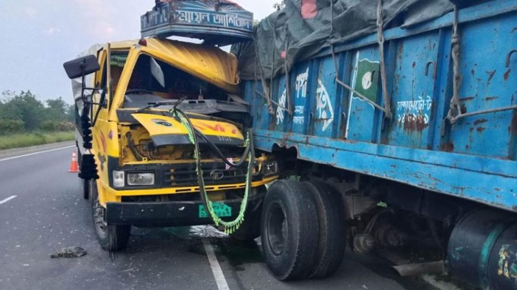 দাঁড়িয়ে থাকা ট্রাকে অপর ট্রাকের ধাক্কায় চালক হেলপার নিহত