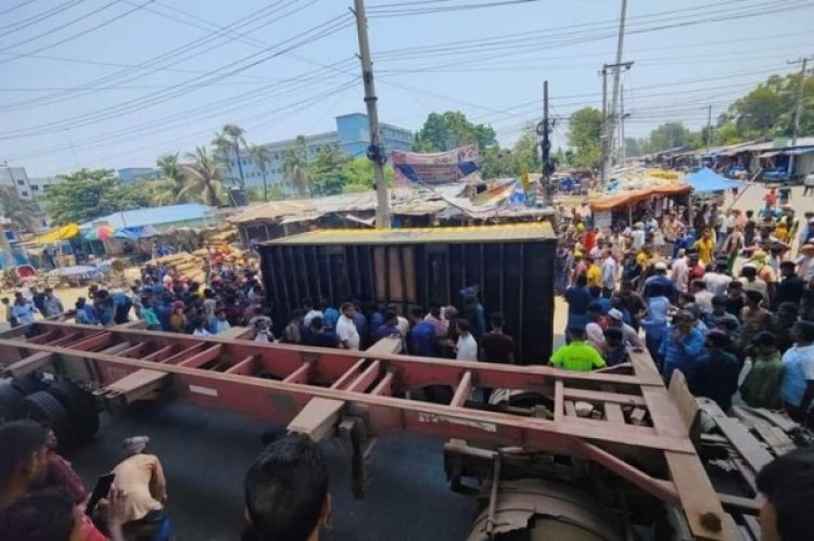 কনটেইনারচাপায় দুই রিকশা আরোহী নিহত, চালক আশঙ্কাজনক