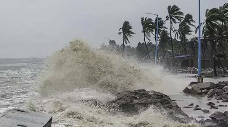 ‘মোখা’ আতঙ্কে সেন্টমার্টিনবাসীর নির্ঘুম রাত, উত্তাল সাগর