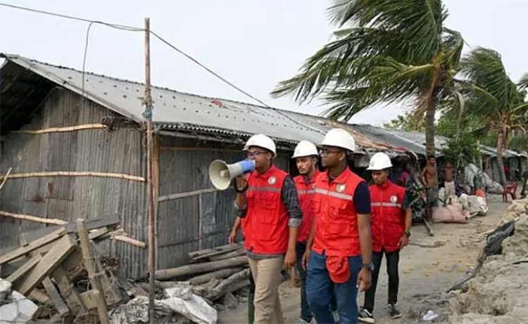 যোগাযোগ বিচ্ছিন্ন ভোলায় আতঙ্ক, আশ্রয়কেন্দ্রে যেতে মাইকিং