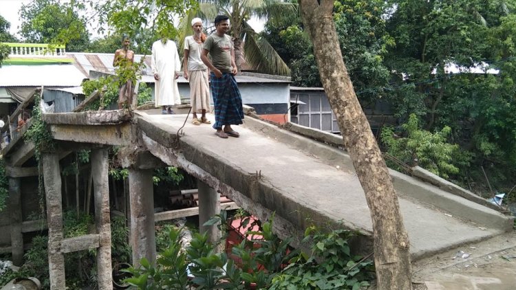 ১০ বছর ধরে জরাজীর্ণ সেতু দিয়ে চলছে হাজারো মানুষ